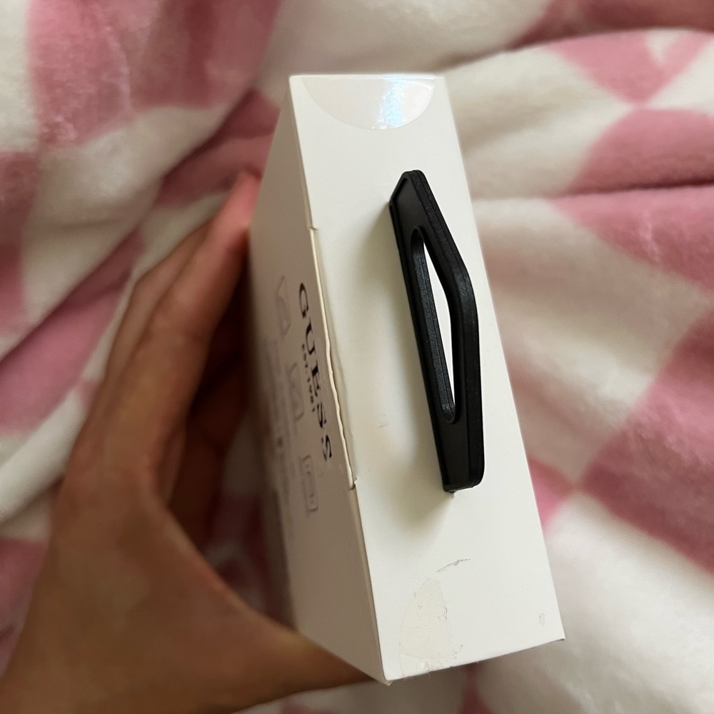 GUESS AirPods case - Picture 2 of 3